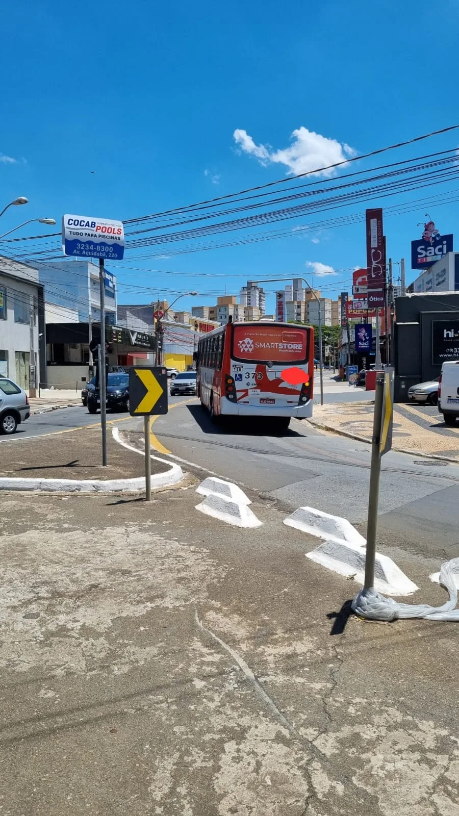 Ônibus urbano com anúncio da SmartStore em circulação