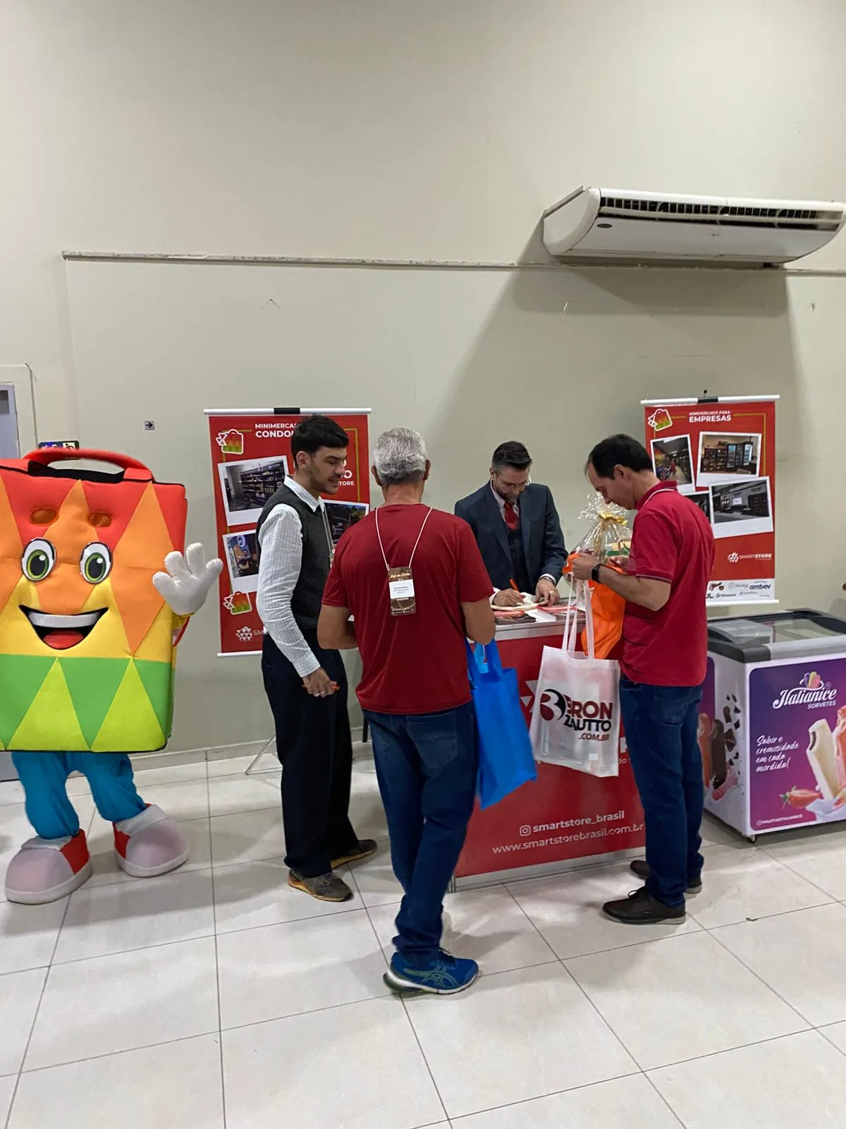 Atendimento a visitantes no estande da SmartStore