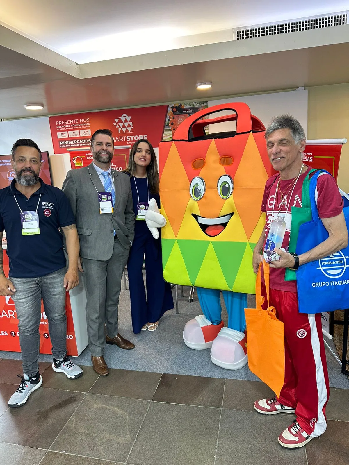 Estande da SmartStore com o mascote em feira do setor condominial