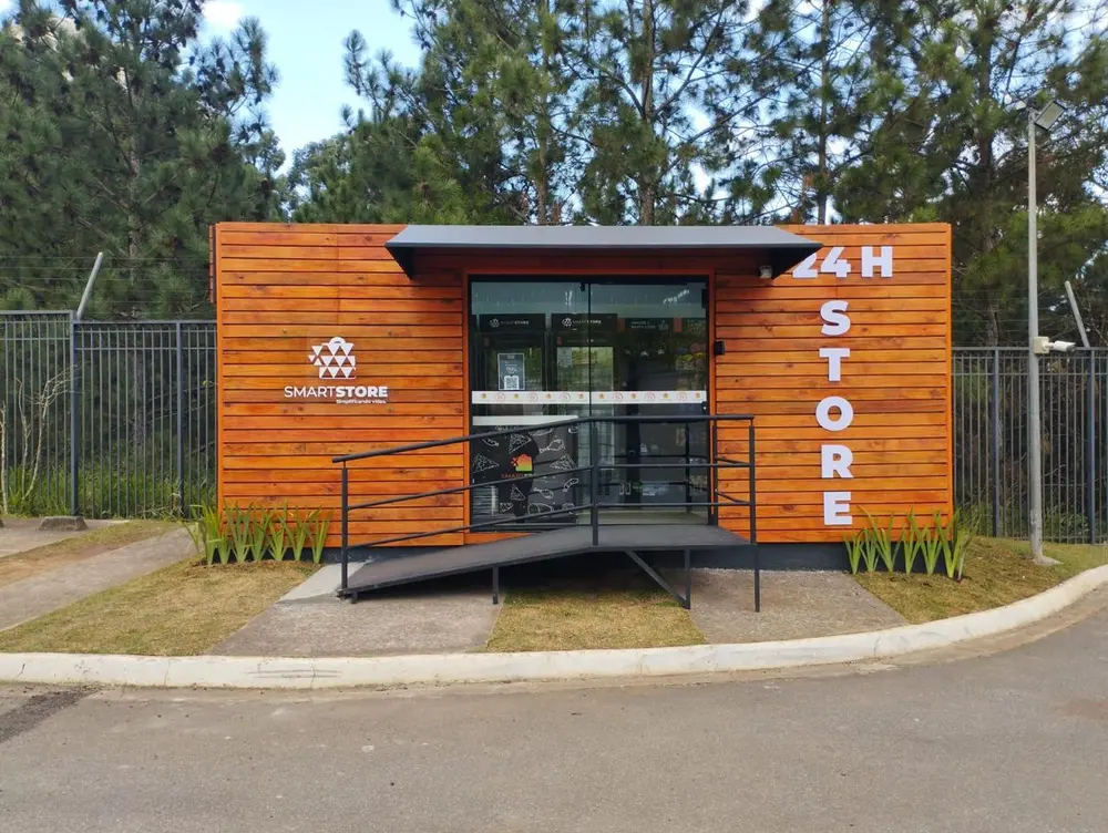 Quiosque SmartStore revestido em madeira