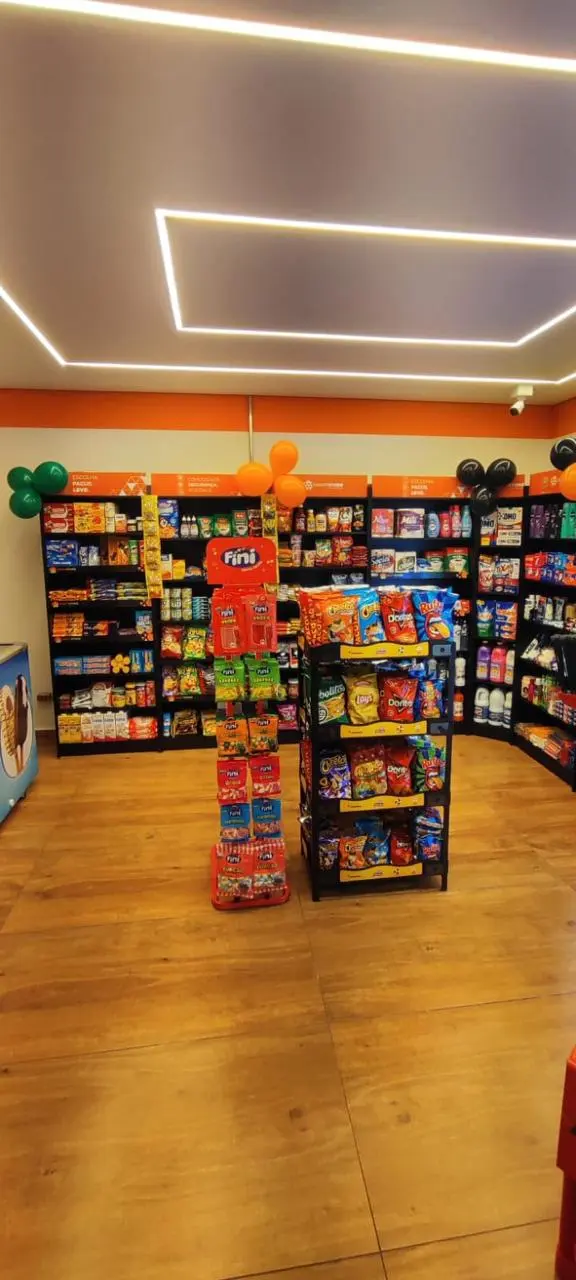 Interior de loja SmartStore com gondolas abastecidas