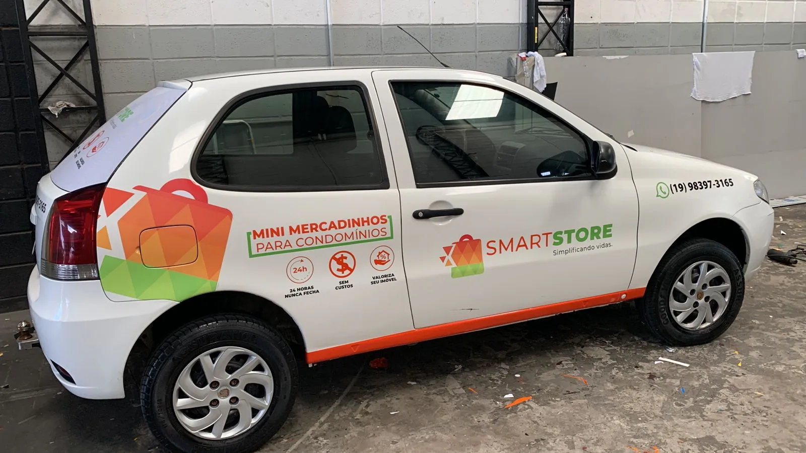 Carro adesivado da frota SmartStore