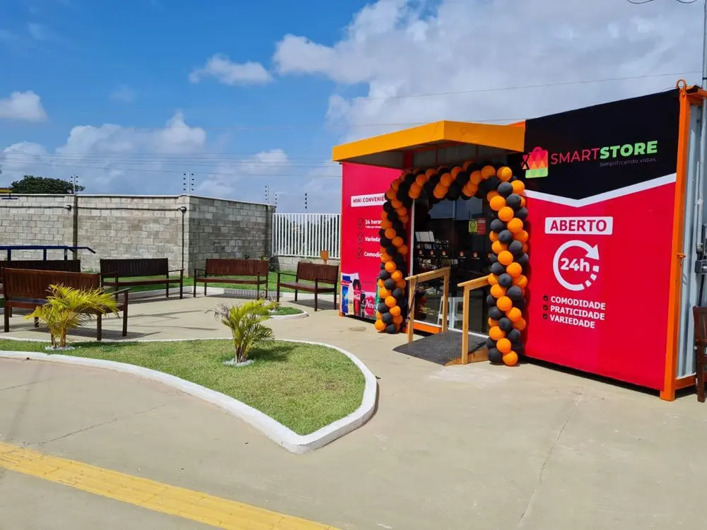 Inauguração de loja SmartStore com arco de balões