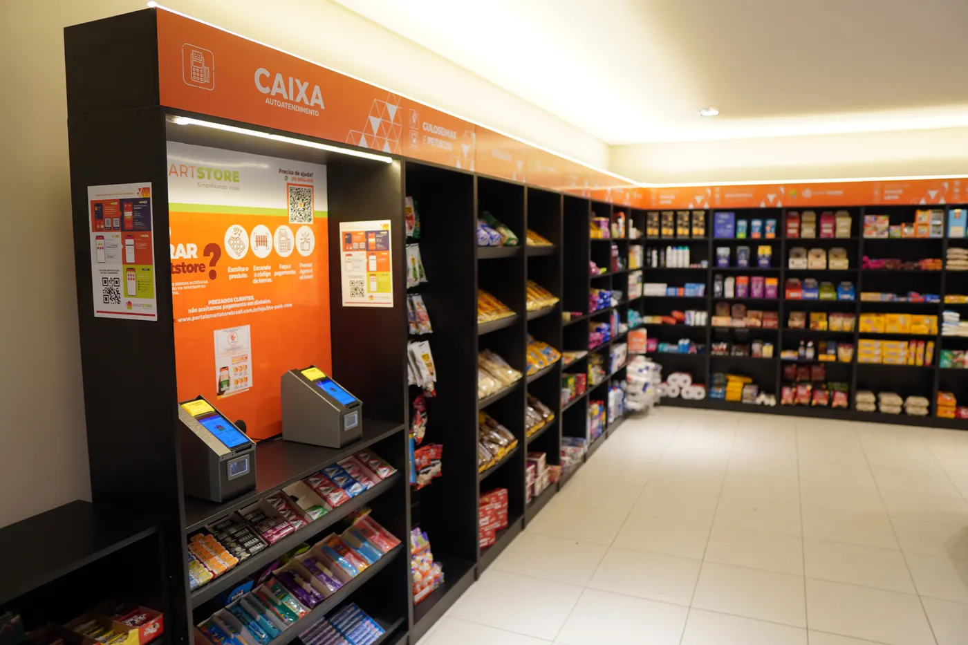 Cliente pagando no totem de autoatendimento de uma loja SmartStore