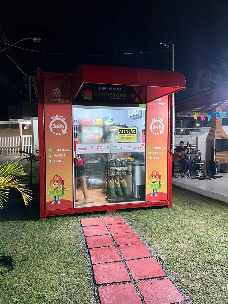 Loja SmartStore aberta durante a noite