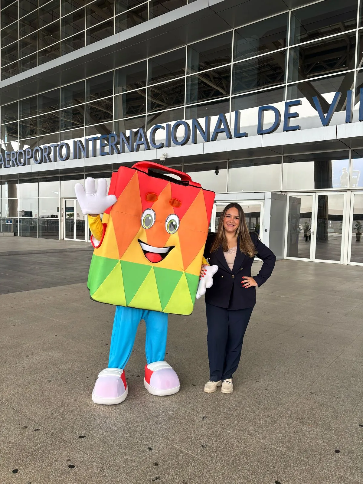 Mascote da SmartStore em aeroporto internacional