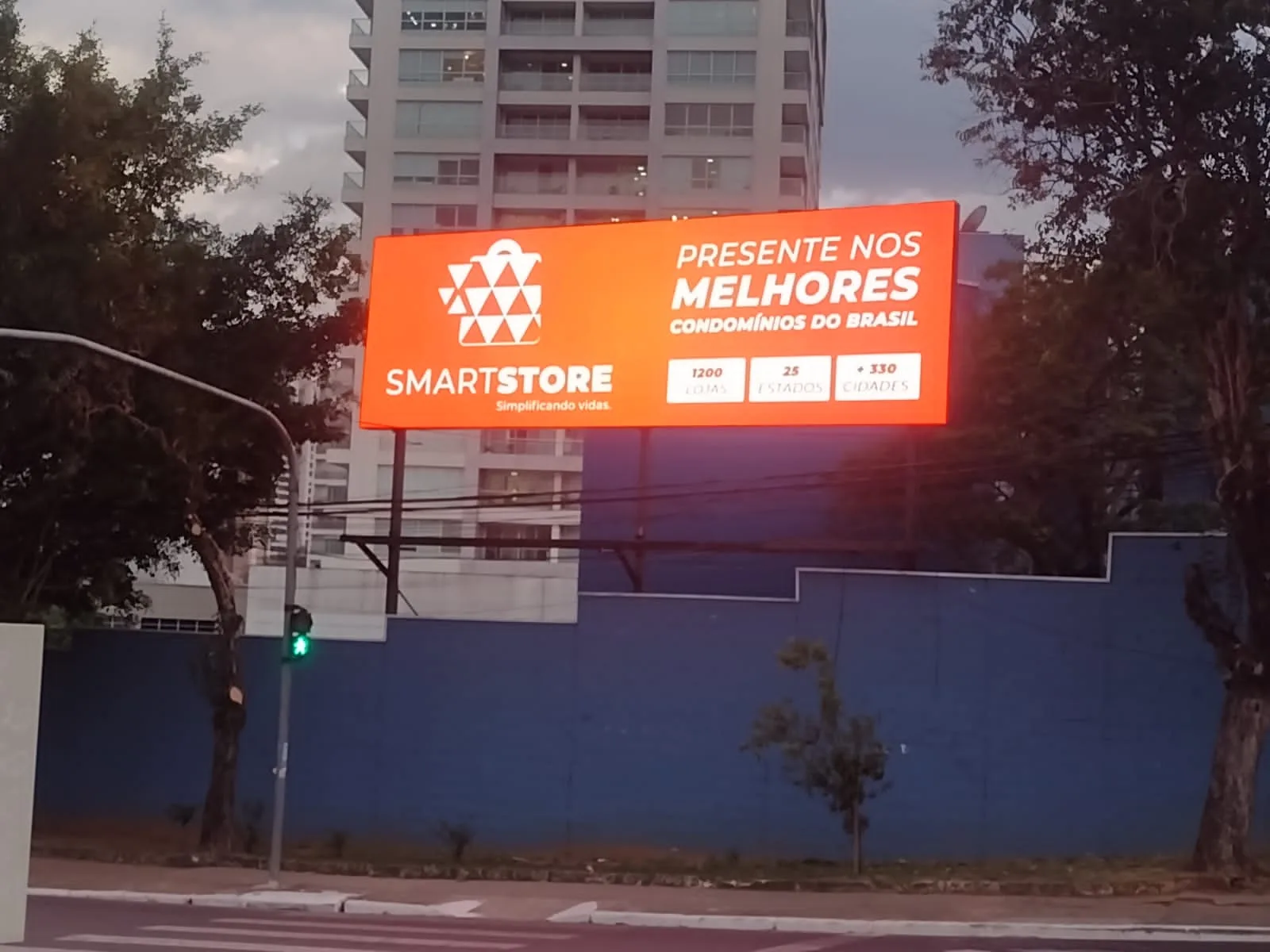 Outdoor iluminado da SmartStore à noite